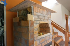 The core nearing completion with the downdraft channels almost done. The oven is a gray oven which means that the flue gases normally go around the oven while it is possible to also make a fire directly in the oven (for 4-season baking!). oven/core detail